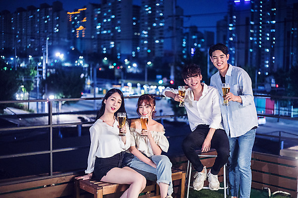 포토 JPG 전신 커플 응시 여자 남자 대학생 포즈 난간 모션 대학생라이프 맥주 서기 미소 들기 사람 앉기 빌딩 여러명 상반신 20대 성인 야외 앞모습 아웃포커스 캐주얼 파란색 친구 청춘 파티 기댐 한국인 야간 옥상 맥주잔 성인만 루프탑 국내포토 자연요소 학생 라이프스타일 시선 옷 뷰포인트 컬러 다수 컨셉 술잔 관계 주류 촬영기법 표정 동양인 이벤트 청년 건물 파일형식