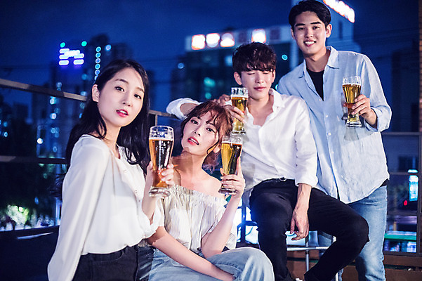 포토 JPG 커플 응시 여자 남자 대학생 포즈 모션 대학생라이프 맥주 서기 미소 들기 사람 앉기 여러명 상반신 20대 성인 야외 앞모습 옆모습 아웃포커스 캐주얼 파란색 친구 청춘 파티 눈감음 한국인 야간 옥상 맥주잔 성인만 루프탑 국내포토 자연요소 학생 라이프스타일 시선 옷 뷰포인트 컬러 다수 컨셉 술잔 관계 주류 촬영기법 표정 동양인 이벤트 청년 파일형식