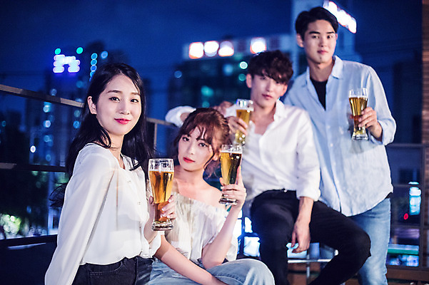 포토 JPG 커플 응시 여자 남자 대학생 포즈 모션 대학생라이프 맥주 서기 미소 들기 사람 앉기 여러명 상반신 20대 성인 야외 앞모습 옆모습 아웃포커스 캐주얼 파란색 친구 청춘 파티 한국인 야간 옥상 맥주잔 성인만 루프탑 국내포토 자연요소 학생 라이프스타일 시선 옷 뷰포인트 컬러 다수 컨셉 술잔 관계 주류 촬영기법 표정 동양인 이벤트 청년 파일형식