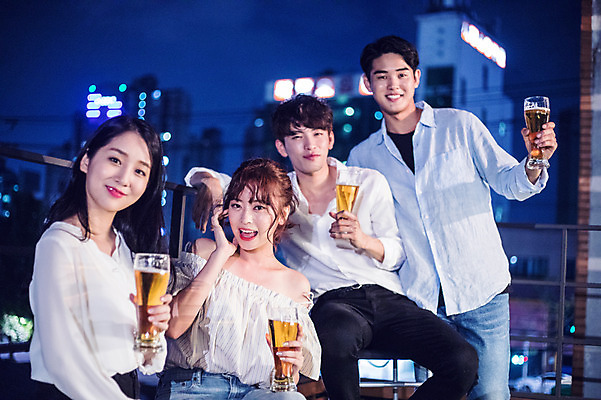 포토 JPG 커플 응시 여자 남자 대학생 포즈 모션 대학생라이프 맥주 서기 미소 들기 사람 앉기 여러명 상반신 20대 성인 야외 앞모습 옆모습 아웃포커스 캐주얼 파란색 친구 청춘 파티 한국인 야간 옥상 즐거움 맥주잔 성인만 루프탑 국내포토 자연요소 학생 라이프스타일 시선 옷 감정 뷰포인트 컬러 다수 컨셉 술잔 관계 주류 촬영기법 표정 동양인 이벤트 청년 파일형식