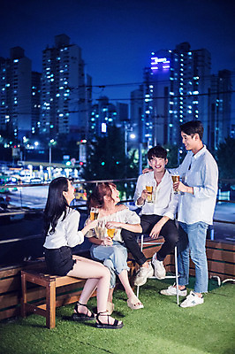포토 JPG 전신 커플 응시 여자 남자 대학생 포즈 야경 모션 대학생라이프 맥주 대화 서기 웃음 들기 사람 앉기 빌딩 여러명 20대 성인 야외 앞모습 옆모습 캐주얼 파란색 친구 청춘 파티 한국인 뒤돌아보기 옥상 즐거움 맥주잔 성인만 어깨에손 루프탑 국내포토 학생 라이프스타일 시선 옷 감정 뷰포인트 컬러 다수 컨셉 술잔 관계 주류 표정 말하기 동양인 이벤트 청년 건물 야간 파일형식 풍경_경치