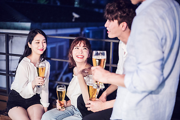 포토 JPG 커플 응시 여자 남자 대학생 포즈 모션 대학생라이프 맥주 서기 미소 웃음 들기 사람 앉기 여러명 상반신 20대 성인 야외 앞모습 옆모습 아웃포커스 캐주얼 친구 청춘 파티 한국인 올려보기 야간 옥상 즐거움 맥주잔 성인만 루프탑 국내포토 자연요소 학생 라이프스타일 시선 옷 감정 뷰포인트 다수 컨셉 술잔 관계 주류 촬영기법 표정 동양인 이벤트 청년 파일형식