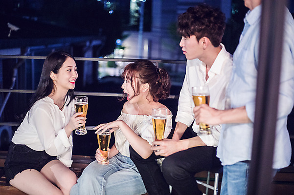 포토 JPG 커플 응시 여자 남자 대학생 포즈 모션 대학생라이프 맥주 대화 서기 미소 들기 사람 앉기 여러명 상반신 20대 성인 야외 옆모습 아웃포커스 캐주얼 친구 청춘 파티 놀람 한국인 야간 옥상 즐거움 맥주잔 성인만 루프탑 국내포토 자연요소 학생 라이프스타일 시선 옷 감정 뷰포인트 다수 컨셉 술잔 관계 주류 촬영기법 표정 말하기 동양인 이벤트 청년 파일형식