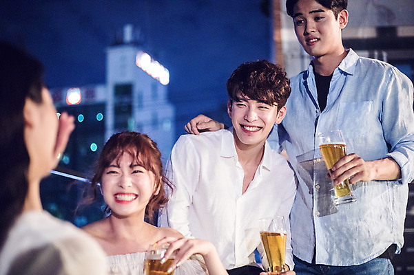 포토 JPG 커플 응시 여자 남자 대학생 포즈 모션 대학생라이프 맥주 대화 서기 미소 웃음 들기 사람 여러명 상반신 20대 성인 야외 앞모습 옆모습 뒷모습 아웃포커스 캐주얼 파란색 친구 청춘 파티 한국인 야간 옥상 즐거움 맥주잔 성인만 루프탑 국내포토 자연요소 학생 라이프스타일 시선 옷 감정 뷰포인트 컬러 다수 컨셉 술잔 관계 주류 촬영기법 표정 말하기 동양인 이벤트 청년 파일형식