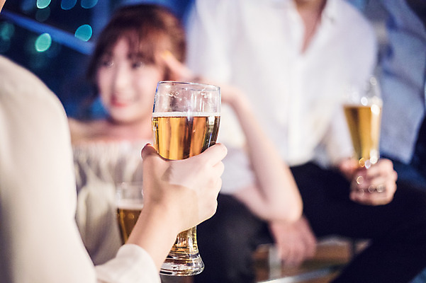 포토 JPG 손 여자 남자 대학생 포즈 모션 대학생라이프 맥주 한손 들기 사람 근접촬영 여러명 상반신 20대 성인 야외 앞모습 옆모습 아웃포커스 신체부위 청춘 파티 한국인 야간 옥상 맥주잔 성인만 루프탑 국내포토 자연요소 학생 라이프스타일 뷰포인트 다수 컨셉 술잔 주류 촬영기법 동양인 이벤트 청년 파일형식