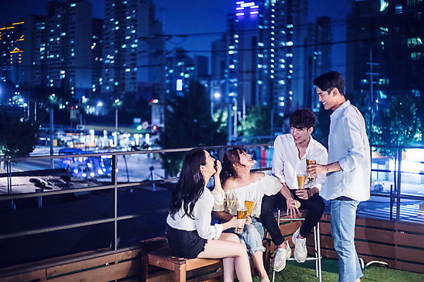 포토 JPG 전신 커플 응시 여자 남자 도로 대학생 포즈 모션 대학생라이프 맥주 서기 미소 들기 사람 앉기 빌딩 여러명 상반신 20대 성인 야외 앞모습 옆모습 아웃포커스 캐주얼 파란색 친구 청춘 파티 마주보기 한국인 야간 옥상 즐거움 맥주잔 성인만 루프탑 국내포토 자연요소 학생 라이프스타일 시선 옷 감정 길 뷰포인트 컬러 다수 컨셉 술잔 관계 교통시설 주류 촬영기법 표정 동양인 이벤트 청년 건물 파일형식