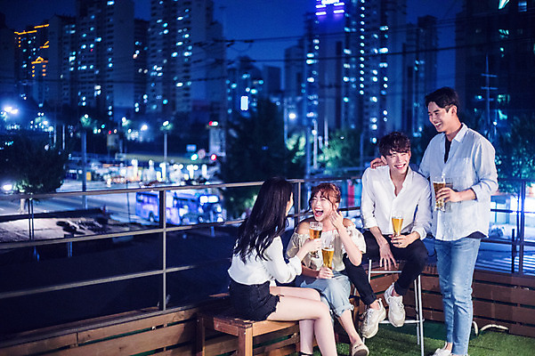 포토 JPG 전신 커플 응시 여자 남자 대학생 포즈 모션 대학생라이프 맥주 대화 서기 웃음 들기 사람 앉기 빌딩 여러명 20대 성인 야외 앞모습 옆모습 아웃포커스 캐주얼 파란색 친구 청춘 파티 한국인 야간 옥상 즐거움 맥주잔 성인만 어깨에손 루프탑 국내포토 자연요소 학생 라이프스타일 시선 옷 감정 뷰포인트 컬러 다수 컨셉 술잔 관계 주류 촬영기법 표정 말하기 동양인 이벤트 청년 건물 파일형식