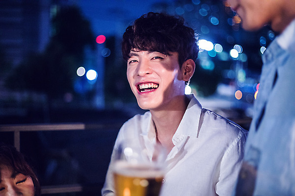 포토 JPG 응시 여자 남자 대학생 대학생라이프 웃음 사람 상반신 20대 성인 야외 앞모습 옆모습 아웃포커스 캐주얼 세명 파란색 친구 청춘 파티 한국인 야간 옥상 즐거움 맥주잔 성인만 루프탑 국내포토 자연요소 학생 라이프스타일 시선 옷 감정 뷰포인트 컬러 컨셉 술잔 관계 촬영기법 표정 동양인 이벤트 청년 파일형식