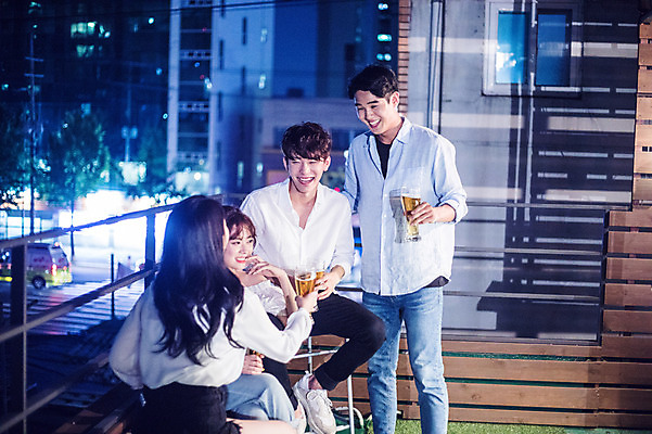 포토 JPG 전신 커플 여자 남자 대학생 포즈 모션 대학생라이프 맥주 대화 서기 웃음 들기 사람 앉기 여러명 상반신 20대 성인 야외 앞모습 옆모습 캐주얼 파란색 친구 청춘 파티 한국인 야간 옥상 즐거움 맥주잔 성인만 루프탑 국내포토 자연요소 학생 라이프스타일 옷 감정 뷰포인트 컬러 다수 컨셉 술잔 관계 주류 표정 말하기 동양인 이벤트 청년 파일형식