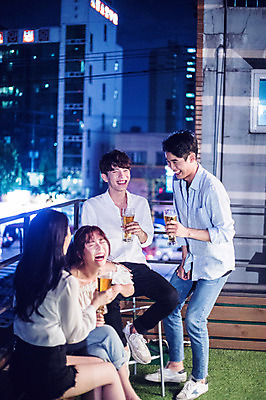 포토 JPG 전신 커플 여자 남자 대학생 포즈 모션 대학생라이프 맥주 서기 웃음 들기 사람 앉기 여러명 20대 성인 야외 앞모습 옆모습 캐주얼 파란색 친구 청춘 파티 한국인 야간 옥상 즐거움 맥주잔 성인만 루프탑 국내포토 자연요소 학생 라이프스타일 옷 감정 뷰포인트 컬러 다수 컨셉 술잔 관계 주류 표정 동양인 이벤트 청년 파일형식