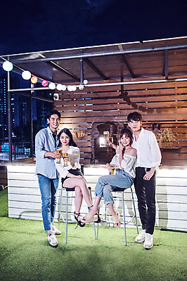 포토 JPG 전신 커플 응시 여자 남자 대학생 포즈 모션 대학생라이프 전등 맥주 서기 미소 들기 사람 앉기 여러명 20대 성인 야외 앞모습 캐주얼 친구 청춘 파티 한국인 야간 옥상 즐거움 건배 맥주잔 성인만 루프탑 국내포토 자연요소 학생 라이프스타일 시선 옷 감정 뷰포인트 다수 컨셉 술잔 관계 조명 주류 표정 동양인 이벤트 청년 파일형식