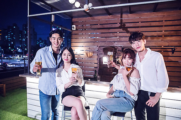 포토 JPG 커플 응시 여자 남자 대학생 포즈 모션 대학생라이프 맥주 서기 미소 들기 사람 앉기 여러명 상반신 20대 성인 야외 앞모습 캐주얼 친구 청춘 파티 한국인 다리꼬기 야간 옥상 즐거움 맥주잔 성인만 루프탑 국내포토 자연요소 학생 라이프스타일 시선 옷 감정 뷰포인트 다수 컨셉 술잔 관계 주류 표정 동양인 이벤트 청년 파일형식