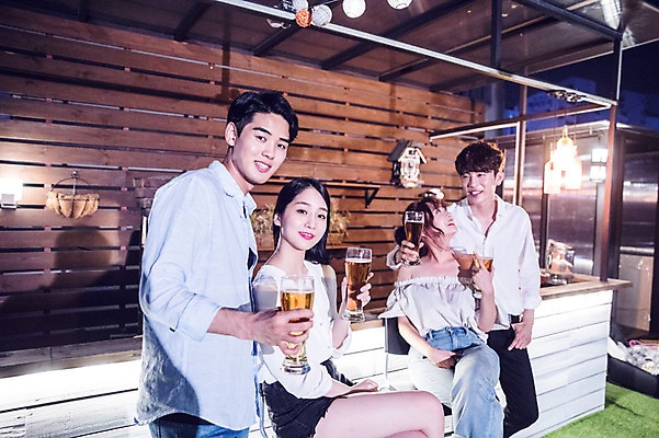 포토 JPG 커플 응시 여자 남자 대학생 포즈 모션 대학생라이프 맥주 서기 미소 들기 사람 앉기 여러명 상반신 20대 성인 야외 앞모습 옆모습 캐주얼 친구 청춘 파티 한국인 다리꼬기 야간 옥상 즐거움 맥주잔 성인만 루프탑 국내포토 자연요소 학생 라이프스타일 시선 옷 감정 뷰포인트 다수 컨셉 술잔 관계 주류 표정 동양인 이벤트 청년 파일형식