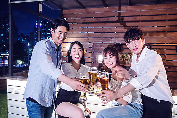 포토 JPG 커플 응시 여자 남자 대학생 포즈 모션 대학생라이프 맥주 서기 미소 웃음 들기 사람 앉기 여러명 상반신 20대 성인 야외 앞모습 옆모습 캐주얼 친구 청춘 파티 한국인 야간 옥상 즐거움 건배 맥주잔 성인만 루프탑 국내포토 자연요소 학생 라이프스타일 시선 옷 감정 뷰포인트 다수 컨셉 술잔 관계 주류 표정 동양인 이벤트 청년 파일형식