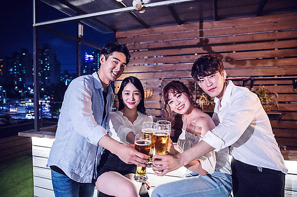 포토 JPG 커플 응시 여자 남자 대학생 포즈 모션 대학생라이프 맥주 서기 미소 들기 사람 앉기 여러명 상반신 20대 성인 야외 앞모습 옆모습 캐주얼 친구 청춘 파티 한국인 야간 옥상 즐거움 건배 맥주잔 성인만 루프탑 국내포토 자연요소 학생 라이프스타일 시선 옷 감정 뷰포인트 다수 컨셉 술잔 관계 주류 표정 동양인 이벤트 청년 파일형식