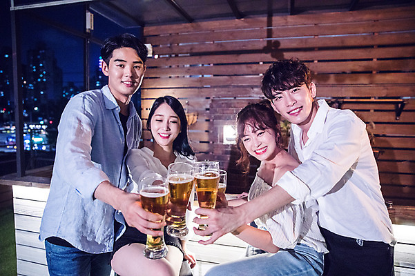 포토 JPG 커플 응시 여자 남자 대학생 포즈 모션 대학생라이프 맥주 서기 미소 들기 사람 앉기 여러명 상반신 20대 성인 야외 앞모습 옆모습 캐주얼 친구 청춘 파티 한국인 야간 옥상 즐거움 건배 맥주잔 성인만 루프탑 국내포토 자연요소 학생 라이프스타일 시선 옷 감정 뷰포인트 다수 컨셉 술잔 관계 주류 표정 동양인 이벤트 청년 파일형식