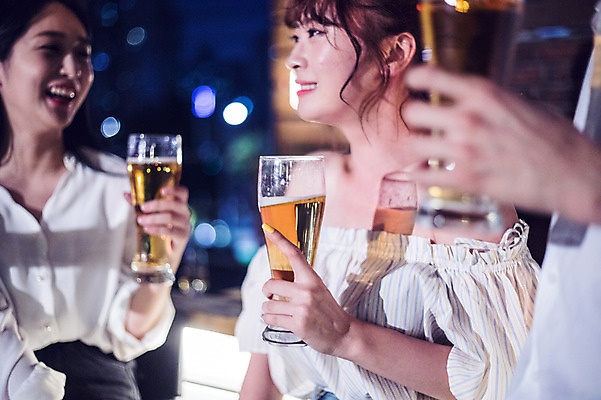 포토 JPG 응시 여자 남자 대학생 포즈 모션 대학생라이프 맥주 대화 서기 미소 웃음 들기 사람 상반신 20대 성인 야외 앞모습 옆모습 아웃포커스 캐주얼 세명 친구 청춘 파티 한국인 야간 옥상 즐거움 맥주잔 성인만 루프탑 국내포토 자연요소 학생 라이프스타일 시선 옷 감정 뷰포인트 컨셉 술잔 관계 주류 촬영기법 표정 말하기 동양인 이벤트 청년 파일형식