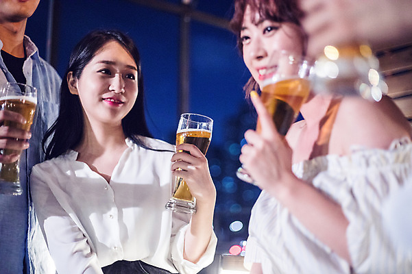 포토 JPG 커플 응시 여자 남자 대학생 포즈 모션 대학생라이프 맥주 서기 미소 들기 사람 여러명 상반신 20대 성인 야외 앞모습 옆모습 아웃포커스 캐주얼 친구 청춘 파티 한국인 야간 옥상 맥주잔 성인만 루프탑 국내포토 자연요소 학생 라이프스타일 시선 옷 뷰포인트 다수 컨셉 술잔 관계 주류 촬영기법 표정 동양인 이벤트 청년 파일형식
