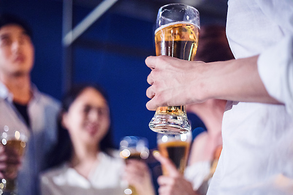 포토 JPG 손 커플 여자 남자 대학생 포즈 모션 대학생라이프 맥주 한손 들기 사람 근접촬영 여러명 상반신 20대 성인 야외 앞모습 옆모습 아웃포커스 신체부위 친구 청춘 파티 한국인 야간 옥상 맥주잔 성인만 루프탑 국내포토 자연요소 학생 라이프스타일 뷰포인트 다수 컨셉 술잔 관계 주류 촬영기법 동양인 이벤트 청년 파일형식