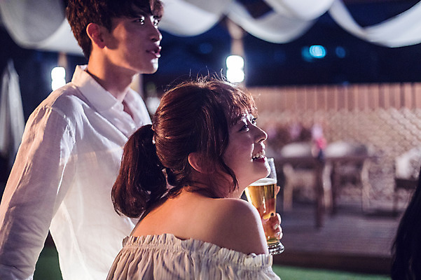 포토 JPG 커플 응시 여자 남자 대학생 포즈 모션 대학생라이프 조명 맥주 대화 서기 웃음 들기 사람 앉기 상반신 20대 성인 야외 두명 옆모습 아웃포커스 캐주얼 청춘 파티 한국인 야간 옥상 즐거움 맥주잔 성인만 루프탑 국내포토 자연요소 학생 라이프스타일 시선 옷 감정 뷰포인트 컨셉 술잔 관계 주류 촬영기법 표정 말하기 동양인 이벤트 청년 파일형식