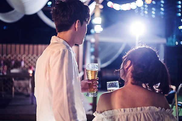 포토 JPG 커플 여자 남자 대학생 포즈 모션 대학생라이프 조명 맥주 서기 들기 사람 앉기 상반신 20대 성인 야외 두명 옆모습 뒷모습 아웃포커스 캐주얼 청춘 파티 한국인 야간 옥상 맥주잔 성인만 루프탑 국내포토 자연요소 학생 라이프스타일 옷 뷰포인트 컨셉 술잔 관계 주류 촬영기법 동양인 이벤트 청년 파일형식