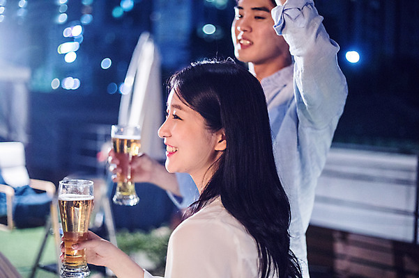 포토 JPG 커플 응시 여자 남자 대학생 포즈 모션 대학생라이프 맥주 서기 미소 들기 사람 앉기 상반신 20대 성인 야외 두명 옆모습 아웃포커스 캐주얼 파란색 청춘 파티 한국인 야간 옥상 즐거움 맥주잔 성인만 루프탑 국내포토 자연요소 학생 라이프스타일 시선 옷 감정 뷰포인트 컬러 컨셉 술잔 관계 주류 촬영기법 표정 동양인 이벤트 청년 파일형식 음료 잔 인종 생활 식기