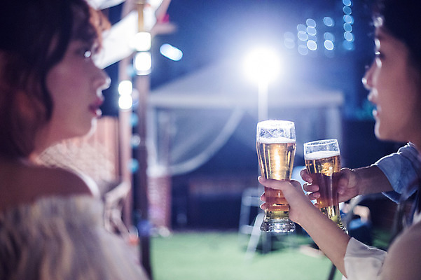 포토 JPG 여자 남자 대학생 포즈 모션 대학생라이프 조명 맥주 한손 대화 들기 사람 상반신 20대 성인 야외 옆모습 아웃포커스 캐주얼 세명 파란색 친구 청춘 파티 마주보기 한국인 야간 옥상 즐거움 건배 맥주잔 성인만 루프탑 국내포토 자연요소 학생 라이프스타일 손 옷 감정 뷰포인트 컬러 컨셉 술잔 관계 주류 촬영기법 말하기 동양인 이벤트 청년 파일형식