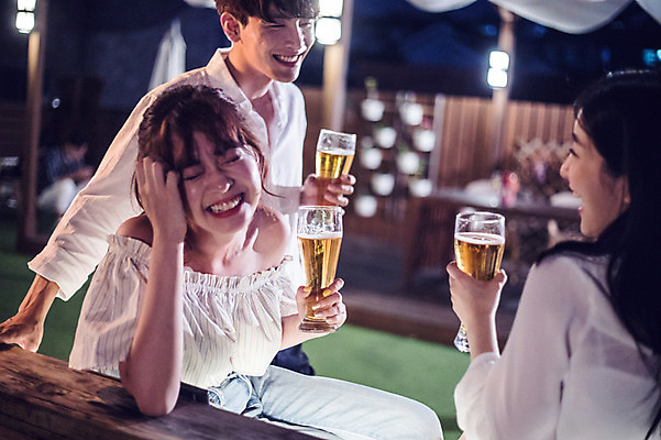 포토 JPG 응시 여자 남자 대학생 포즈 모션 대학생라이프 조명 맥주 서기 웃음 들기 사람 앉기 상반신 20대 성인 야외 옆모습 아웃포커스 캐주얼 세명 친구 청춘 파티 한국인 야간 옥상 즐거움 맥주잔 성인만 루프탑 국내포토 자연요소 학생 라이프스타일 시선 옷 감정 뷰포인트 컨셉 술잔 관계 주류 촬영기법 표정 동양인 이벤트 청년 파일형식
