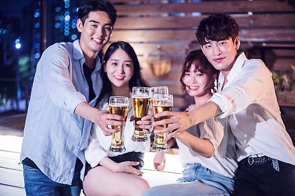 포토 JPG 커플 응시 여자 남자 대학생 포즈 모션 대학생라이프 맥주 서기 미소 들기 사람 앉기 여러명 상반신 20대 성인 야외 앞모습 캐주얼 친구 청춘 파티 한국인 야간 옥상 즐거움 건배 맥주잔 성인만 루프탑 국내포토 자연요소 학생 라이프스타일 시선 옷 감정 뷰포인트 다수 컨셉 술잔 관계 주류 표정 동양인 이벤트 청년 파일형식