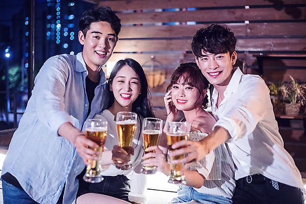 포토 JPG 커플 응시 여자 남자 대학생 포즈 모션 대학생라이프 맥주 서기 미소 웃음 들기 사람 앉기 여러명 상반신 20대 성인 야외 앞모습 캐주얼 친구 청춘 파티 한국인 야간 옥상 즐거움 건배 맥주잔 성인만 루프탑 국내포토 자연요소 학생 라이프스타일 시선 옷 감정 뷰포인트 다수 컨셉 술잔 관계 주류 표정 동양인 이벤트 청년 파일형식