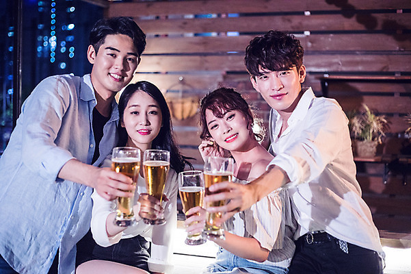 포토 JPG 커플 응시 여자 남자 대학생 포즈 모션 대학생라이프 맥주 서기 미소 들기 사람 앉기 여러명 상반신 20대 성인 야외 앞모습 캐주얼 친구 청춘 파티 한국인 야간 옥상 즐거움 건배 맥주잔 성인만 루프탑 국내포토 자연요소 학생 라이프스타일 시선 옷 감정 뷰포인트 다수 컨셉 술잔 관계 주류 표정 동양인 이벤트 청년 파일형식