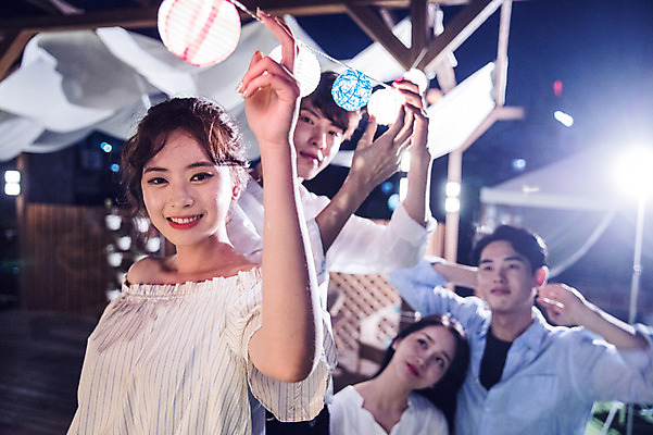 포토 JPG 커플 응시 여자 남자 대학생 포즈 모션 대학생라이프 전등 조명 서기 미소 웃음 사람 앉기 여러명 상반신 20대 성인 야외 앞모습 옆모습 아웃포커스 장식 캐주얼 청춘 파티 만지기 한국인 야간 옥상 즐거움 준비 꾸미기 성인만 루프탑 국내포토 자연요소 학생 라이프스타일 시선 옷 감정 뷰포인트 다수 컨셉 관계 촬영기법 표정 동양인 이벤트 청년 파일형식