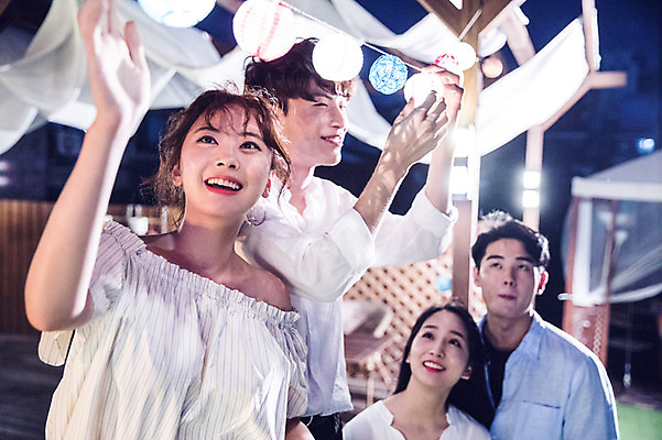 포토 JPG 커플 응시 여자 남자 대학생 포즈 모션 대학생라이프 전등 조명 서기 미소 웃음 사람 여러명 상반신 20대 성인 야외 앞모습 옆모습 아웃포커스 장식 캐주얼 청춘 파티 손들기 만지기 한국인 야간 옥상 즐거움 준비 꾸미기 성인만 루프탑 국내포토 자연요소 학생 라이프스타일 시선 옷 감정 뷰포인트 다수 컨셉 관계 촬영기법 표정 동양인 이벤트 청년 파일형식