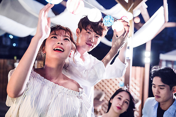 포토 JPG 커플 응시 여자 남자 대학생 포즈 모션 대학생라이프 전등 조명 서기 미소 웃음 사람 여러명 상반신 20대 성인 야외 앞모습 옆모습 아웃포커스 장식 캐주얼 청춘 파티 손들기 만지기 한국인 올려보기 야간 옥상 즐거움 준비 꾸미기 성인만 루프탑 국내포토 자연요소 학생 라이프스타일 시선 옷 감정 뷰포인트 다수 컨셉 관계 촬영기법 표정 동양인 이벤트 청년 파일형식