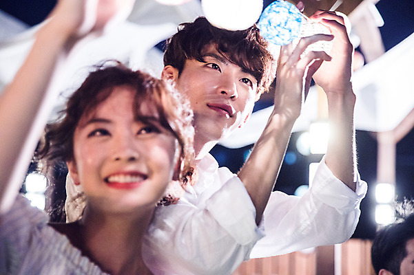 포토 JPG 커플 응시 여자 남자 대학생 포즈 모션 대학생라이프 전등 조명 서기 미소 웃음 사람 상반신 20대 성인 야외 두명 앞모습 옆모습 아웃포커스 장식 캐주얼 청춘 파티 만지기 한국인 야간 옥상 즐거움 준비 꾸미기 성인만 루프탑 국내포토 자연요소 학생 라이프스타일 시선 옷 감정 뷰포인트 컨셉 관계 촬영기법 표정 동양인 이벤트 청년 파일형식