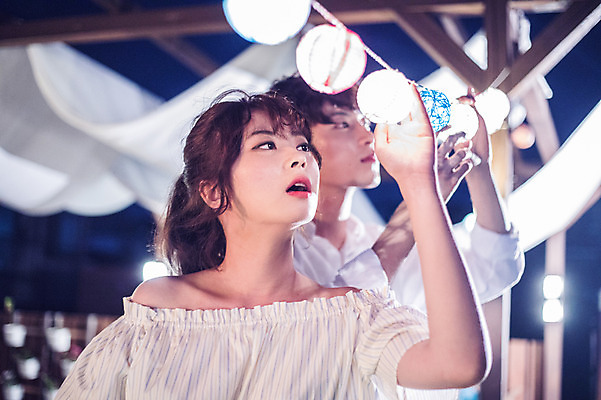 포토 JPG 커플 응시 여자 남자 대학생 포즈 모션 대학생라이프 전등 조명 서기 사람 상반신 20대 성인 야외 두명 옆모습 아웃포커스 장식 캐주얼 청춘 파티 만지기 한국인 올려보기 야간 옥상 준비 꾸미기 성인만 루프탑 국내포토 자연요소 학생 라이프스타일 시선 옷 뷰포인트 컨셉 관계 촬영기법 동양인 이벤트 청년 파일형식