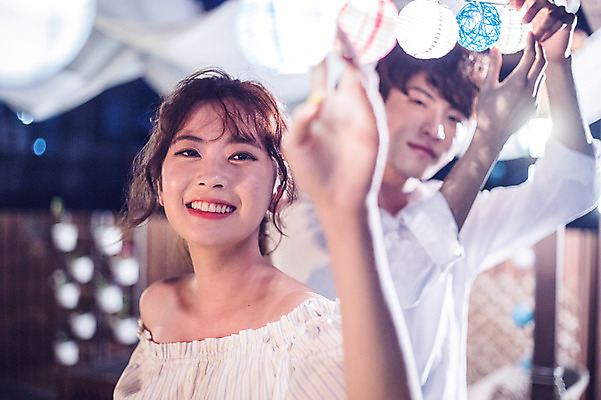 포토 JPG 커플 응시 여자 남자 대학생 포즈 모션 대학생라이프 전등 조명 서기 미소 웃음 사람 상반신 20대 성인 야외 두명 앞모습 옆모습 아웃포커스 장식 캐주얼 청춘 파티 손들기 만지기 한국인 야간 옥상 즐거움 준비 꾸미기 성인만 루프탑 국내포토 자연요소 학생 라이프스타일 시선 옷 감정 뷰포인트 컨셉 관계 촬영기법 표정 동양인 이벤트 청년 파일형식