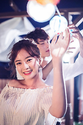 포토 JPG 커플 여자 남자 대학생 포즈 모션 대학생라이프 전등 조명 서기 미소 웃음 사람 상반신 20대 성인 야외 두명 앞모습 옆모습 아웃포커스 장식 캐주얼 청춘 파티 손들기 만지기 한국인 야간 옥상 즐거움 준비 꾸미기 성인만 루프탑 국내포토 자연요소 학생 라이프스타일 옷 감정 뷰포인트 컨셉 관계 촬영기법 표정 동양인 이벤트 청년 파일형식