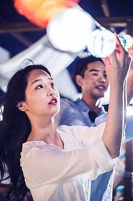 포토 JPG 커플 응시 여자 남자 대학생 포즈 모션 대학생라이프 전등 조명 서기 미소 사람 상반신 20대 성인 야외 두명 옆모습 아웃포커스 장식 캐주얼 청춘 파티 만지기 한국인 올려보기 야간 옥상 준비 꾸미기 성인만 루프탑 국내포토 자연요소 학생 라이프스타일 시선 옷 뷰포인트 컨셉 관계 촬영기법 표정 동양인 이벤트 청년 파일형식