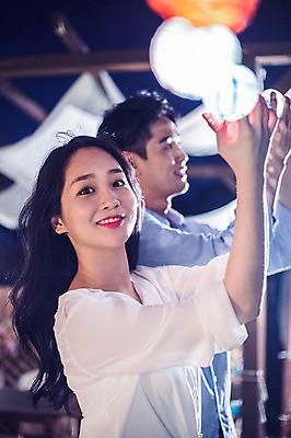 포토 JPG 커플 응시 여자 남자 대학생 포즈 모션 대학생라이프 전등 조명 서기 미소 웃음 사람 상반신 20대 성인 야외 두명 옆모습 아웃포커스 장식 캐주얼 청춘 파티 만지기 한국인 야간 옥상 즐거움 준비 꾸미기 성인만 루프탑 국내포토 자연요소 학생 라이프스타일 시선 옷 감정 뷰포인트 컨셉 관계 촬영기법 표정 동양인 이벤트 청년 파일형식