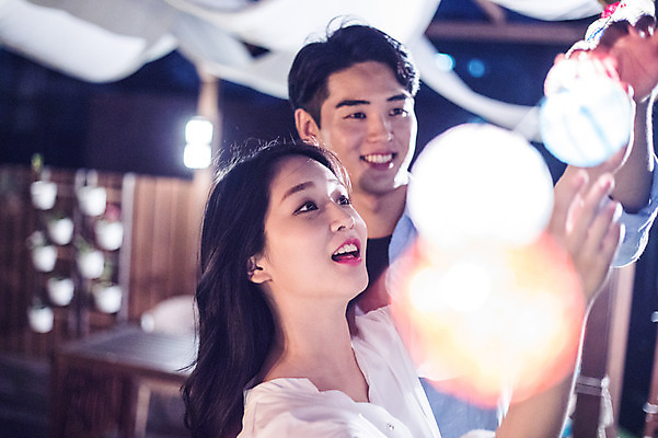 포토 JPG 커플 응시 여자 남자 대학생 포즈 모션 대학생라이프 전등 조명 서기 미소 웃음 사람 상반신 20대 성인 야외 두명 앞모습 옆모습 아웃포커스 장식 캐주얼 청춘 파티 만지기 한국인 야간 옥상 즐거움 준비 꾸미기 성인만 루프탑 국내포토 자연요소 학생 라이프스타일 시선 옷 감정 뷰포인트 컨셉 관계 촬영기법 표정 동양인 이벤트 청년 파일형식