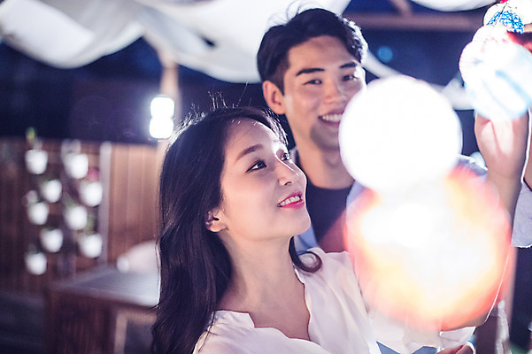 포토 JPG 커플 응시 여자 남자 대학생 포즈 모션 대학생라이프 전등 조명 서기 미소 웃음 사람 상반신 20대 성인 야외 두명 옆모습 아웃포커스 장식 캐주얼 청춘 파티 만지기 한국인 야간 옥상 즐거움 준비 꾸미기 성인만 루프탑 국내포토 자연요소 학생 라이프스타일 시선 옷 감정 뷰포인트 컨셉 관계 촬영기법 표정 동양인 이벤트 청년 파일형식