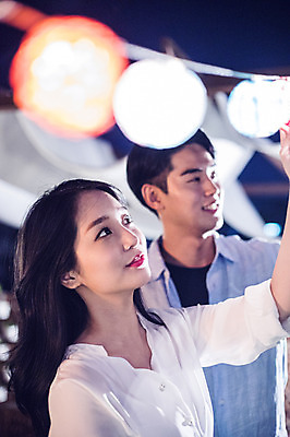 포토 JPG 커플 응시 여자 남자 대학생 포즈 모션 대학생라이프 전등 조명 서기 사람 상반신 20대 성인 야외 두명 옆모습 아웃포커스 장식 캐주얼 청춘 파티 한국인 올려보기 야간 옥상 준비 꾸미기 성인만 루프탑 국내포토 자연요소 학생 라이프스타일 시선 옷 뷰포인트 컨셉 관계 촬영기법 동양인 이벤트 청년 파일형식