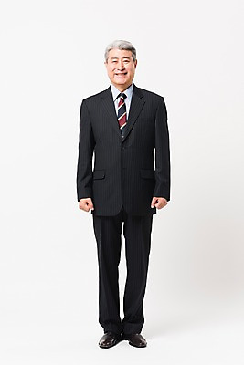 포토 JPG 스튜디오촬영 전신 응시 할아버지 노년 남자 비즈니스 실내 한명 서기 미소 사람 정장 앞모습 한국인 비즈니스맨 실버 흰배경 70대 노인남자한명만 국내포토 1 시선 옷 뷰포인트 백그라운드 모션 표정 동양인 성인 내부 흰색 직장인 남자한명만 노인남자만 파일형식