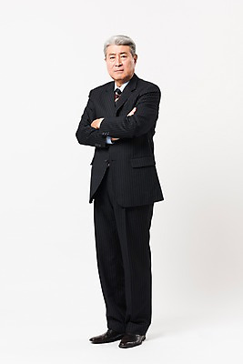 포토 JPG 스튜디오촬영 전신 응시 할아버지 노년 남자 비즈니스 실내 한명 서기 사람 정장 옆모습 팔짱 한국인 비즈니스맨 실버 흰배경 70대 심각 노인남자한명만 국내포토 1 시선 옷 뷰포인트 백그라운드 컨셉 모션 동양인 성인 내부 흰색 직장인 남자한명만 노인남자만 파일형식