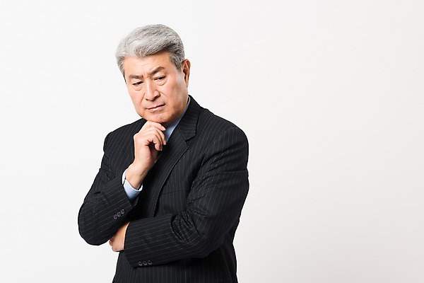 포토 JPG 스튜디오촬영 응시 할아버지 노년 남자 생각 비즈니스 실내 한명 사람 정장 상반신 옆모습 턱괴기 한국인 비즈니스맨 찡그림 실버 흰배경 70대 노인남자한명만 국내포토 1 시선 옷 뷰포인트 백그라운드 모션 표정 동양인 성인 내부 흰색 직장인 남자한명만 노인남자만 파일형식