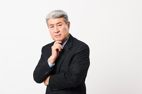 포토 JPG 스튜디오촬영 응시 할아버지 노년 남자 생각 비즈니스 실내 한명 서기 사람 정장 상반신 옆모습 턱괴기 한국인 비즈니스맨 찡그림 실버 고민 흰배경 70대 노인남자한명만 국내포토 1 시선 옷 감정 뷰포인트 백그라운드 모션 표정 동양인 성인 내부 흰색 직장인 남자한명만 노인남자만 파일형식