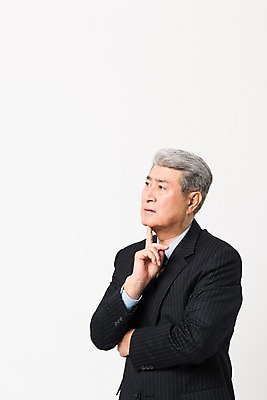 포토 JPG 스튜디오촬영 응시 할아버지 노년 남자 생각 비즈니스 실내 한명 사람 정장 상반신 옆모습 턱괴기 한국인 비즈니스맨 실버 고민 흰배경 70대 노인남자한명만 국내포토 1 시선 옷 감정 뷰포인트 백그라운드 모션 동양인 성인 내부 흰색 직장인 남자한명만 노인남자만 파일형식