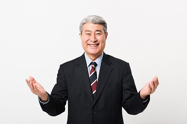 포토 JPG 스튜디오촬영 응시 할아버지 노년 남자 비즈니스 팔벌리기 실내 한명 서기 미소 사람 정장 상반신 앞모습 한국인 비즈니스맨 실버 흰배경 70대 노인남자한명만 국내포토 1 시선 옷 뷰포인트 백그라운드 모션 표정 동양인 성인 내부 흰색 직장인 남자한명만 노인남자만 파일형식