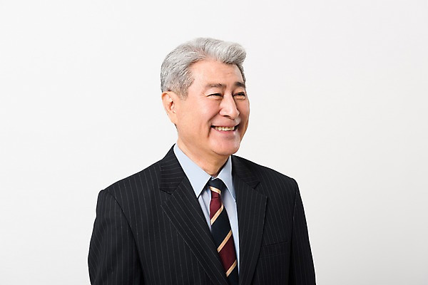 포토 JPG 스튜디오촬영 응시 할아버지 노년 남자 비즈니스 실내 한명 미소 사람 정장 상반신 앞모습 한국인 비즈니스맨 실버 흰배경 70대 노인남자한명만 국내포토 1 시선 옷 뷰포인트 백그라운드 표정 동양인 성인 내부 흰색 직장인 남자한명만 노인남자만 파일형식